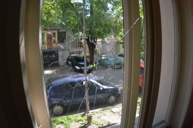 Малолетен е строшил прозорци на къща в Роман съобщават от