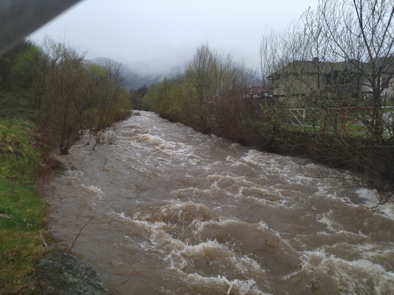 Приливна вълна е тръгнала по река Огоста към селата Михайлово