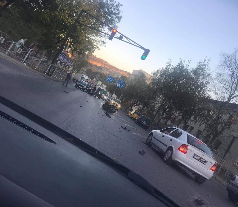 Мотоциклетист е пострадал тежко при катастрофа в старата столица съобщиха от