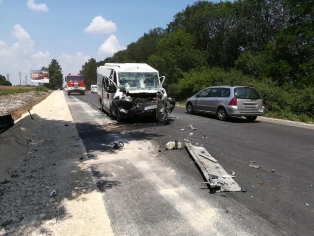 Тежка катастрофа е станала между ТИР и автобус в Сливенско,