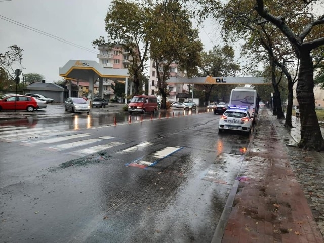 Автобус на градския транспорт се вряза в автомобил спрял на