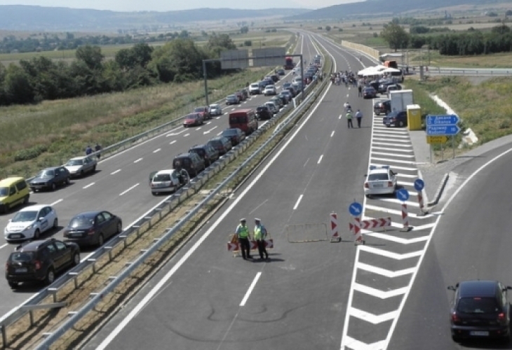 Редица забрани и ограничения пречат на движението по пътищата и днес