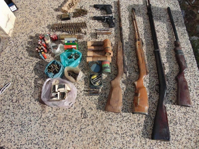 Полицаи откриха незаконни оръжия и патрони в дома на дядо