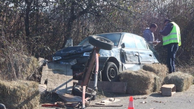 Катастрофа между каруца и лек автомобил Фолксваген е станала на