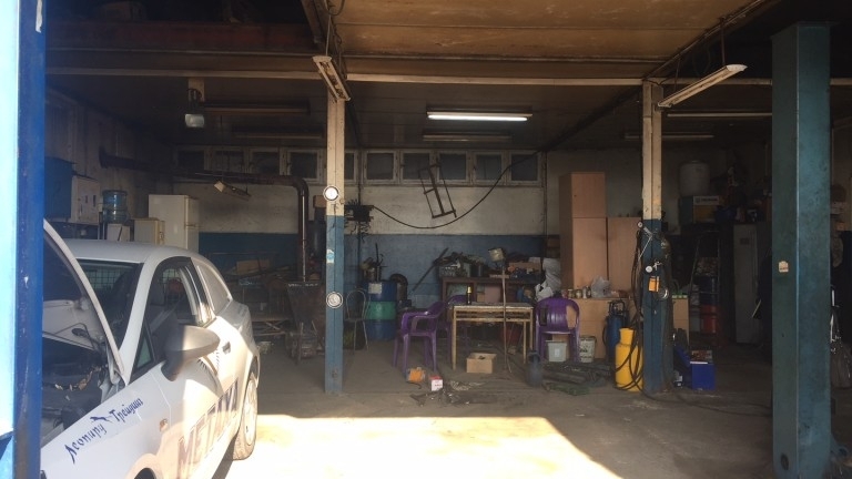 Между 70 и 80 от всички около 6000 автосервиза в