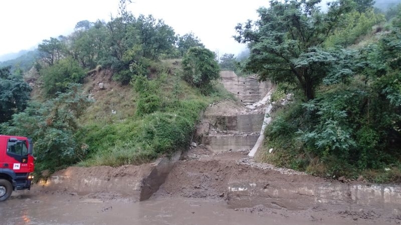 Кално свлачище от 200 кубически метра се изсипа късно снощи