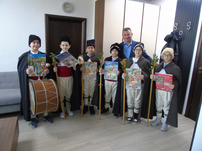 В традиционно празнично облекло и с накичени калпаци а в