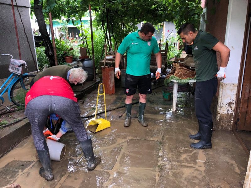 Доброволци от структурата на Младежи ГЕРБ от Враца помогнаха на