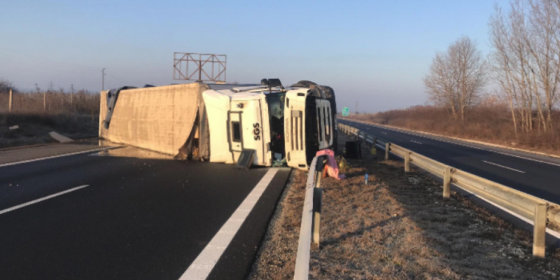 ТИР се обърна край Арчар научи BulNews Пътният инцидент е