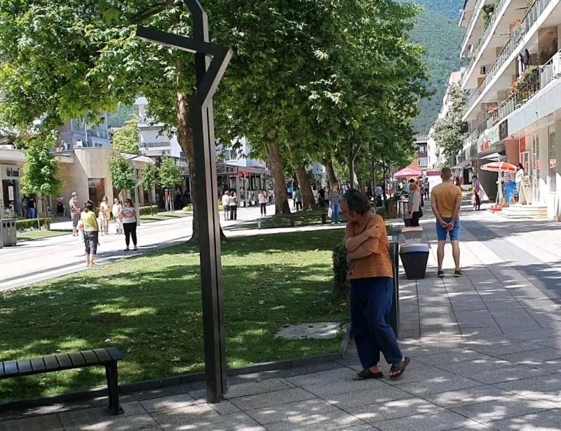 Точно в 12 часа когато сирените в цялата страна огласиха