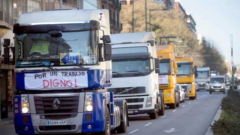 Стотици шофьори на камиони блокираха Барселона в знак на протест,