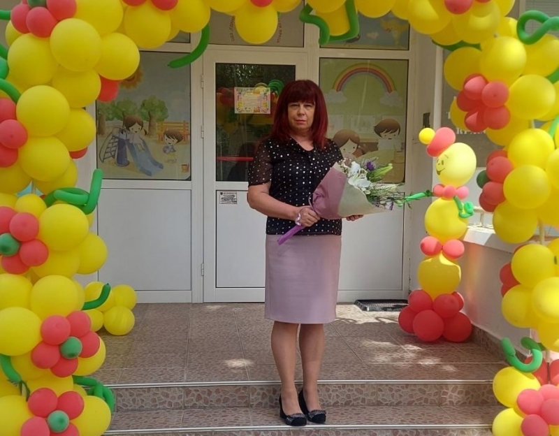 Честит юбилей на г жа Елена Кирилова виден общественик и директор