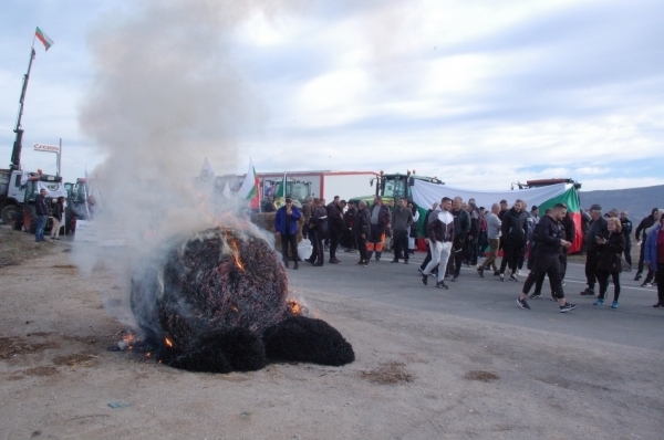 Бали със сено запалиха протестиращи земеделци в Монтана Протестиращите зърнари