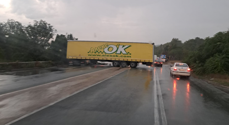 ТИР и джип се удариха на международен път Е 79 между