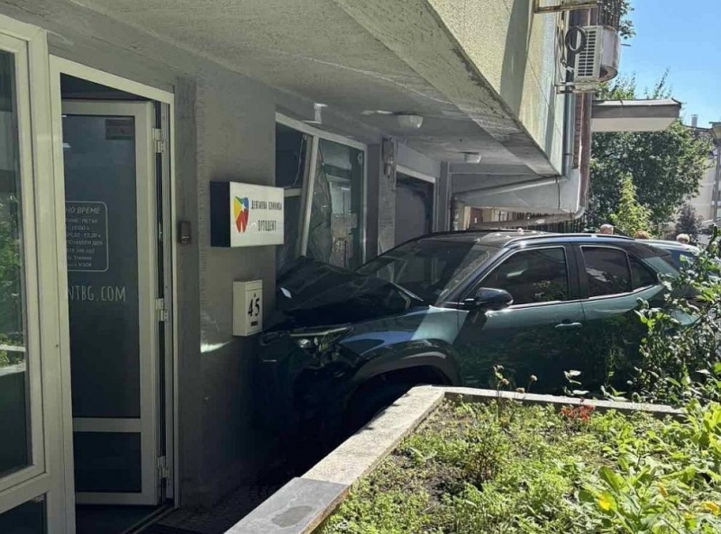 Автомобил се вряза в дентален кабинет в София Инцидентът е