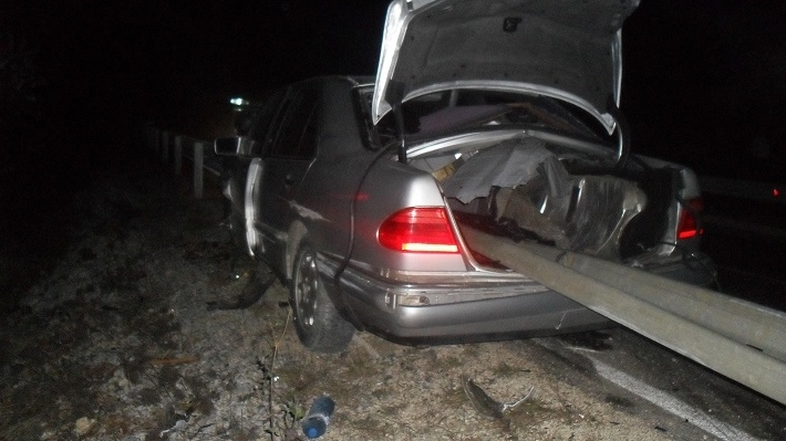 Млад шофьор се удари с колата си в мантинела на