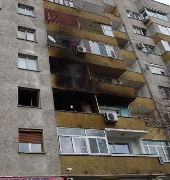 Огнеборци са измъкнали припаднал мъж от пламъците на горящия му