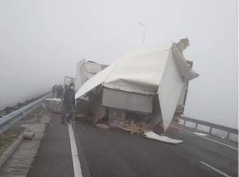 Тежка катастрофа с ТИР е станала при Дунав мост 2