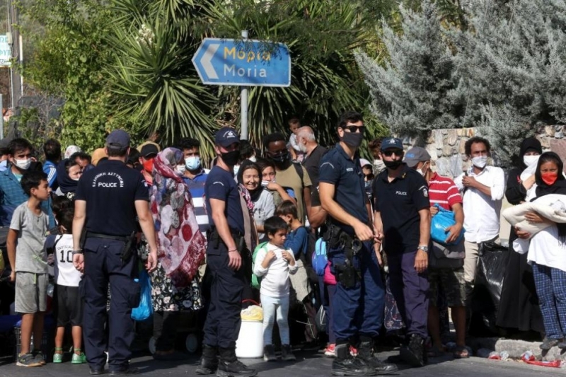 Властите на гръцкия остров Лесбос настаниха около 300 мигранти на