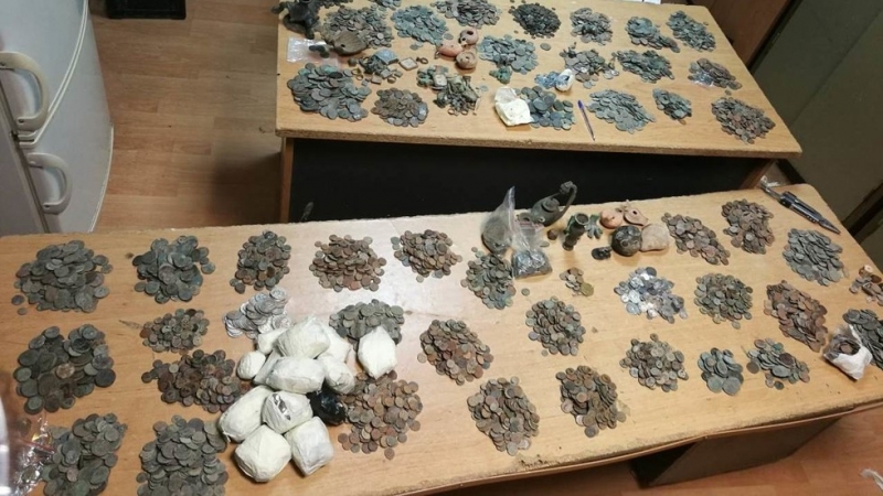 Голямо количество старинни монети фигурки пръстени и изделия от камък