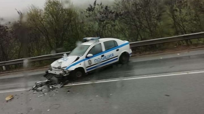 Полицай пострада леко днес при катастрофа между автомобил и патрулка
