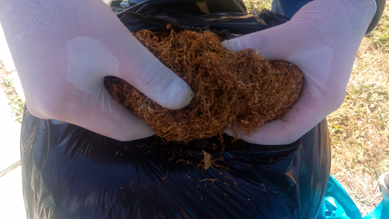 Дилър на контрабанден тютюн се уплаши от проверяващи полицаи и