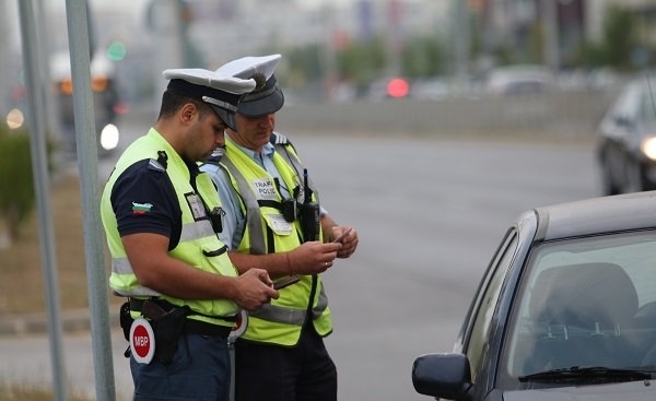 Полицаи хванаха шофьор без книжка зад волана във врачанското село