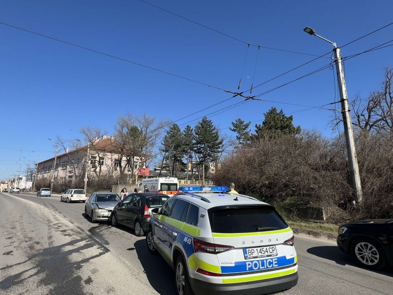 Две коли се удариха челно във Враца видя отново първо