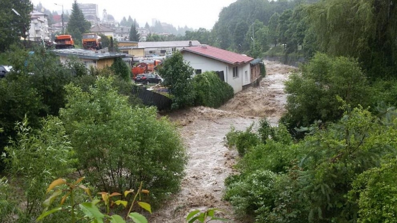 Община Смолян обявява бедствено положение Река Черна е преляла и наводнила сградата на Пожарната обществени сгради складове