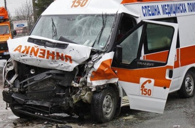 Автомобил на Спешна помощ се заби в тролейбус по линия