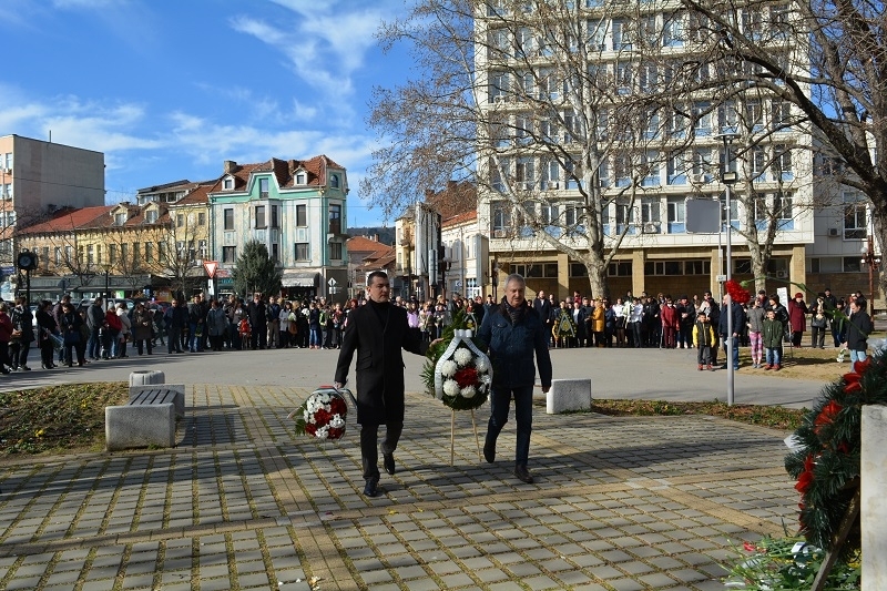 Стотици се преклониха пред паметта на Апостола в Монтана съобщиха