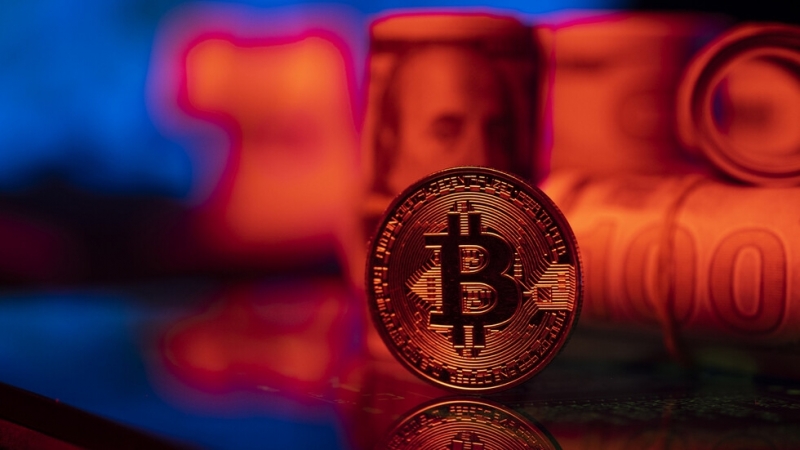 Цената на Биткойн се покачи над 30 000 долара в