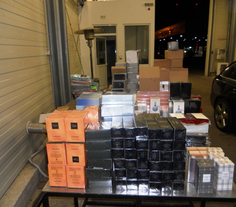 Общо 2631 парфюма аксесоари и спортни обувки за които има