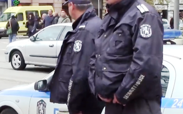 Задържани са двама съпрузи нападнали полицейски служители при проверка в