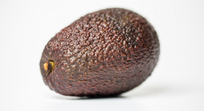 Мъж въоръжен с авокадо ограби две банки в израелския град