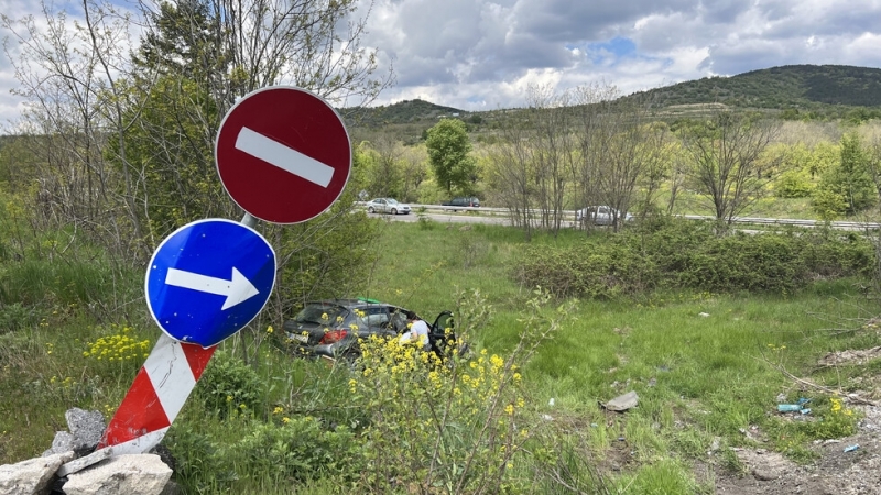 Автомобил в който пътували три деца падна в дере Инцидентът станал