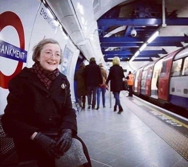 Маргарет Макколъм привидно изглежда съвсем обикновена лондончанка Подобно на милиони