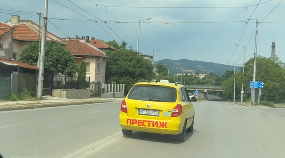 Не "Престиж", а падение! Такси изпреварва в насрещното във Враца /видео/
