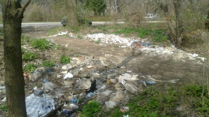 Община Чипровци организира почистване на незаконно сметище в Мартиново Сметището