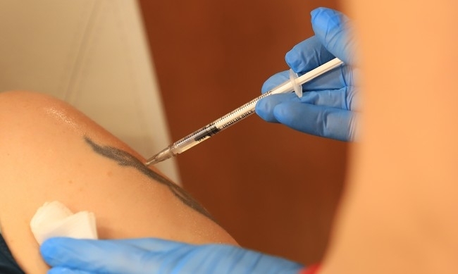 Прилагането на още една COVID ваксина за деца над 12