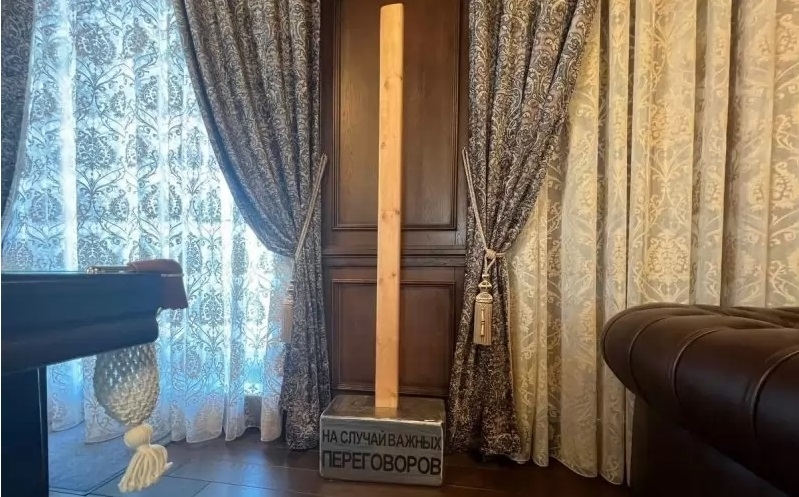 Снимка с отрязани глави огромен чук множество перуки златни кюлчета