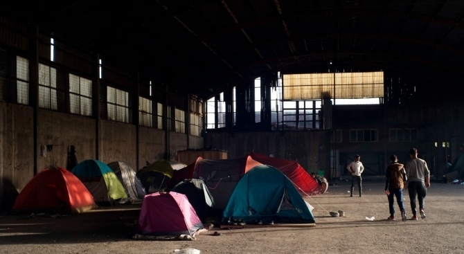Властите разчистват голям мигрантски лагер в Рим, а италианският вътрешен