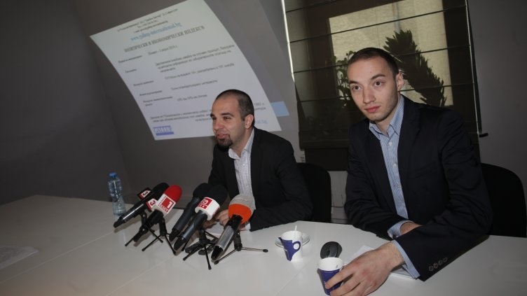 Социолози: Задухва друг вятър, но управляващите ще гледат да удържат заради Радев