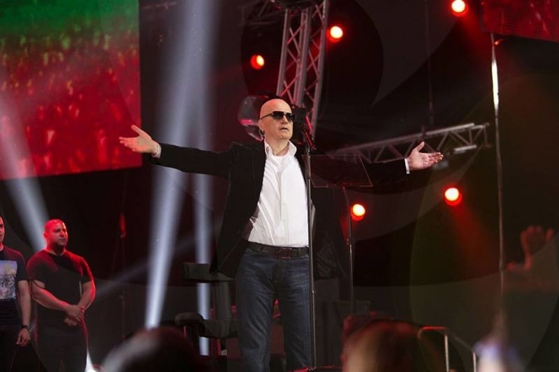 Симпатизантите на тв водещия Слави Трифонов го обсипаха с критики