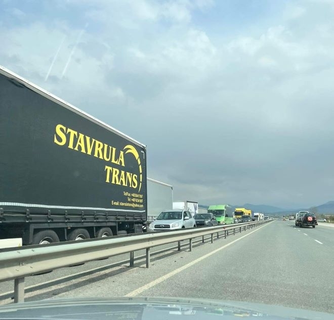 Огромни задръствания са се образували на международен път Е 79 между