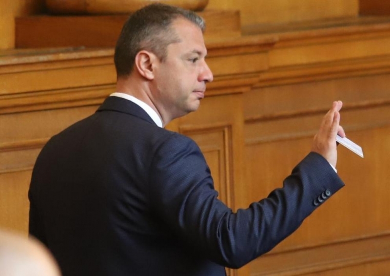 Делян Добрев подаде заявление за прекратяване на правомощията му като народен представител в 52 рото Народно