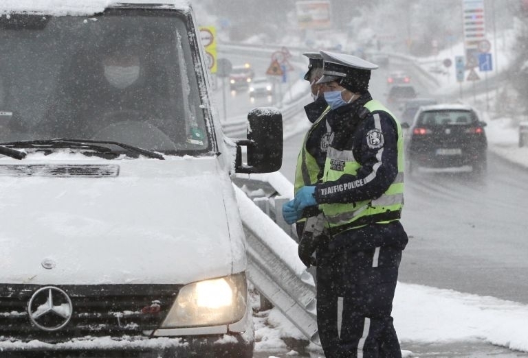 Полицаи са проверили близо 900 души само за денонощие във