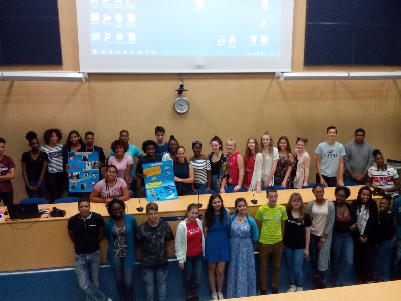 Представителна група от ученици и учители от ППМГ Акад Иван