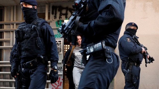 14 души бяха арестувани днес при полицейска операция в Барселона