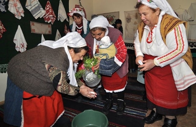 Днес е Бабинден Той е един от големите народни женски